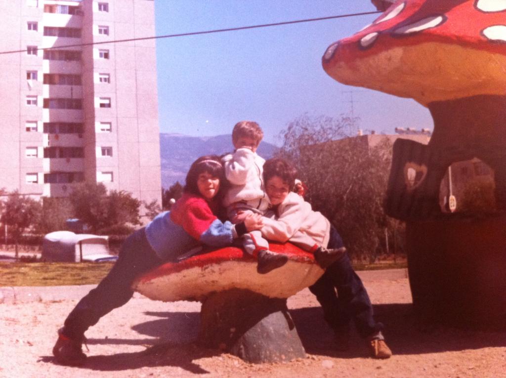 מימין לשמאל מיכל, רונית ועטרה בילדותן, צילום מהאלבום המשפחתי